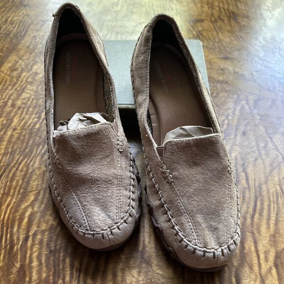 SKECHERS Relaxed Fit Memory Foam Suede Leather Slip On - Women’s Sz 9.5 - NWOT - Picture 1 of 8